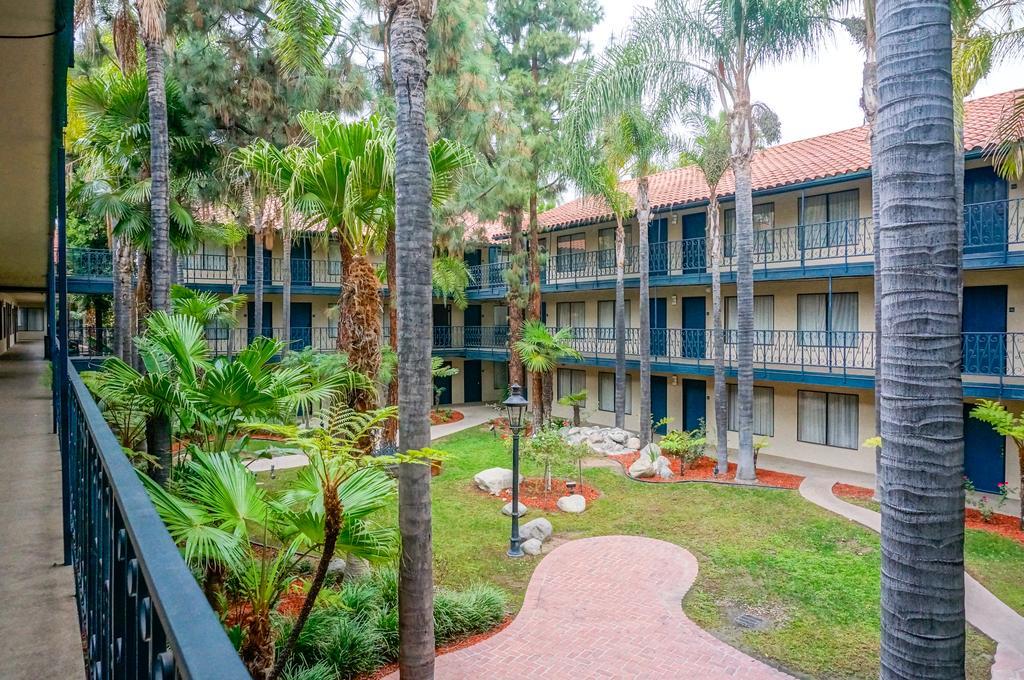 Vanllee Hotel Covina Exteriér fotografie