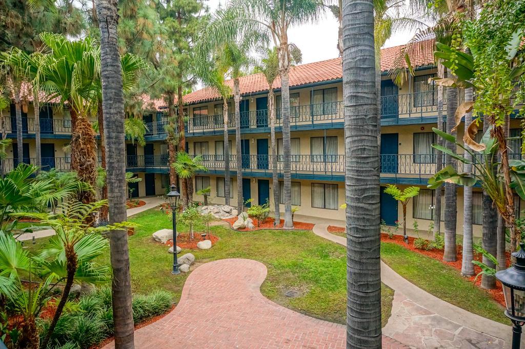 Vanllee Hotel Covina Exteriér fotografie