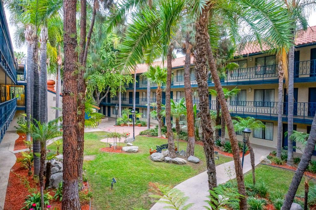 Vanllee Hotel Covina Exteriér fotografie